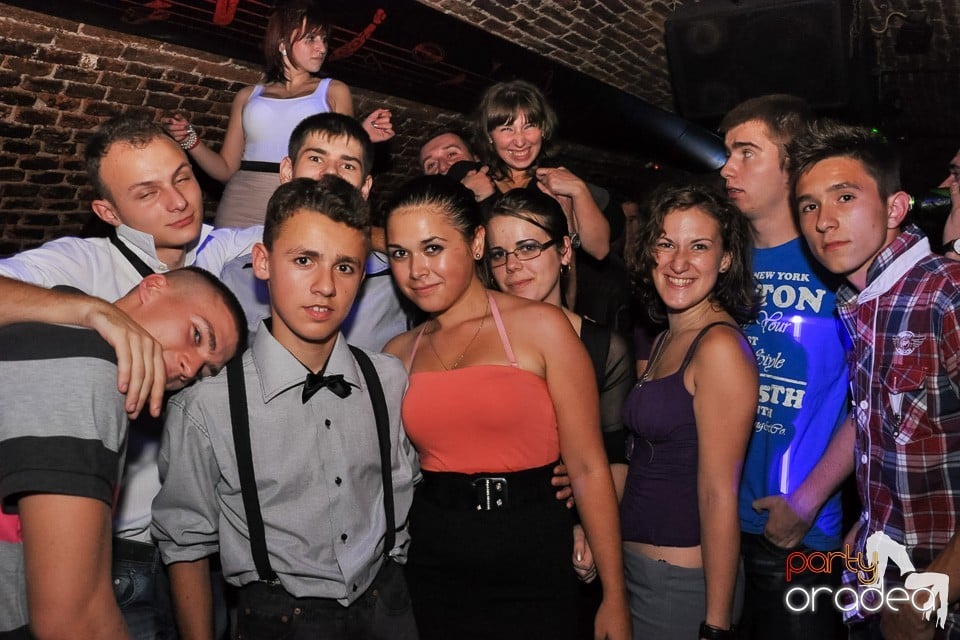 Distracţie în Club Escape, 