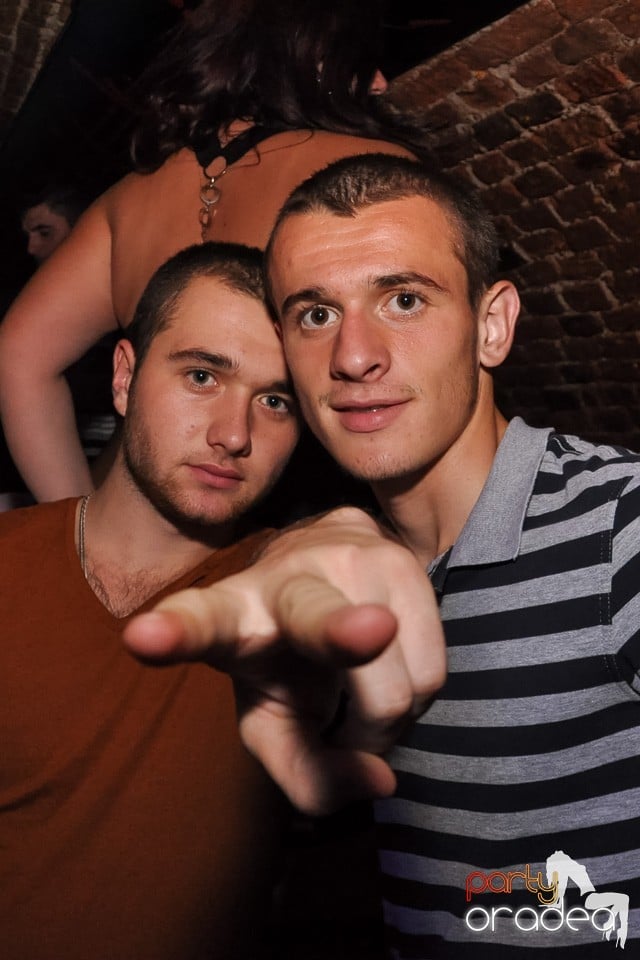 Distracţie în Club Escape, 