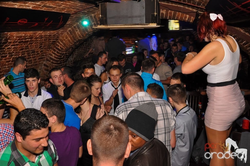 Distracţie în Club Escape, 