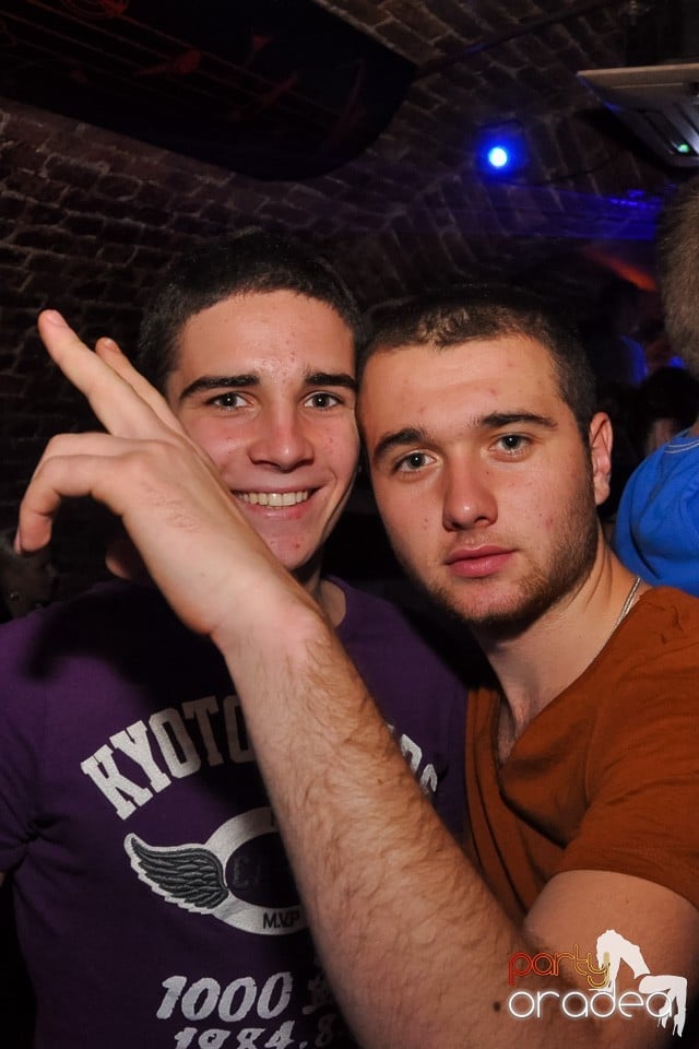 Distracţie în Club Escape, 