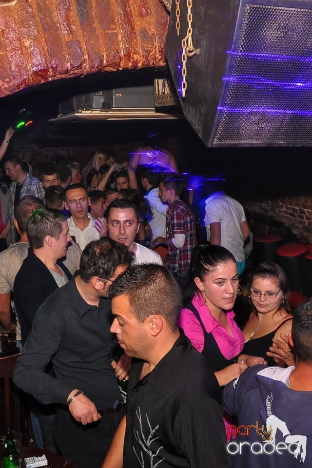 Distracţie în Club Escape, 