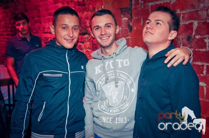 Distracţie în Club Escape, 