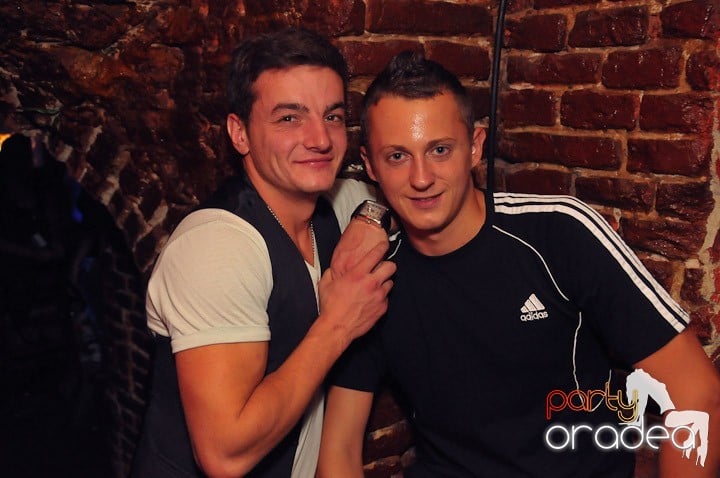 Distracţie în Club Escape, 