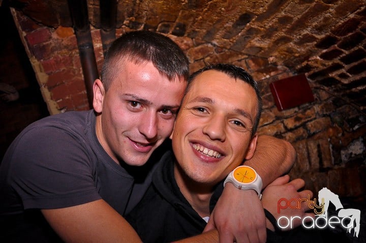 Distracţie în Club Escape, 