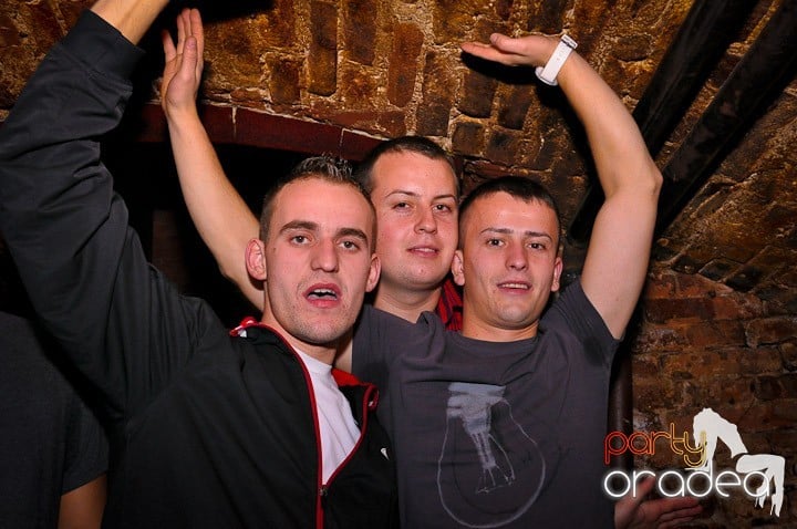 Distracţie în Club Escape, 