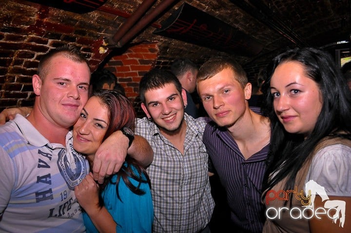 Distracţie în Club Escape, 