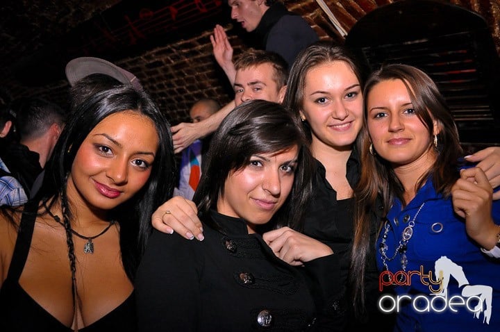 Distracţie în Club Escape, 