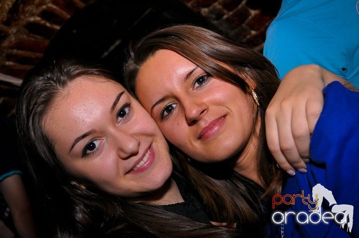 Distracţie în Club Escape, 