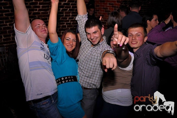 Distracţie în Club Escape, 