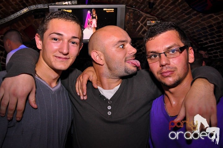 Distracţie în Club Escape, 