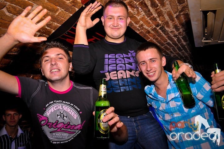 Distracţie în Club Escape, 