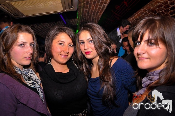 Distracţie în Club Escape, 