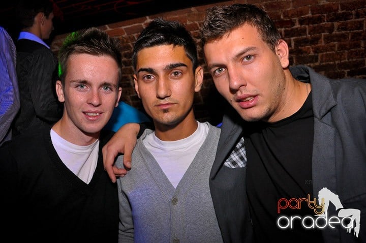 Distracţie în Club Escape, 