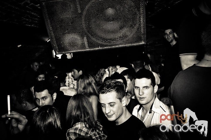 Distracţie în Club Escape, 