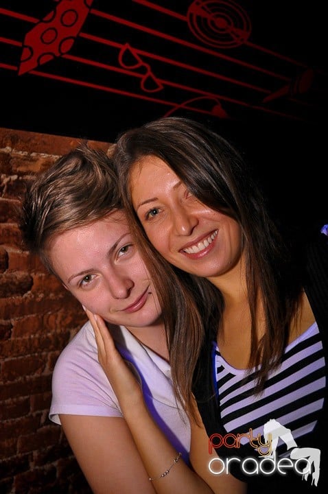 Distracţie în Club Escape, 