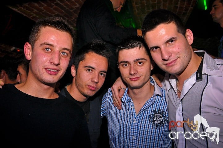 Distracţie în Club Escape, 