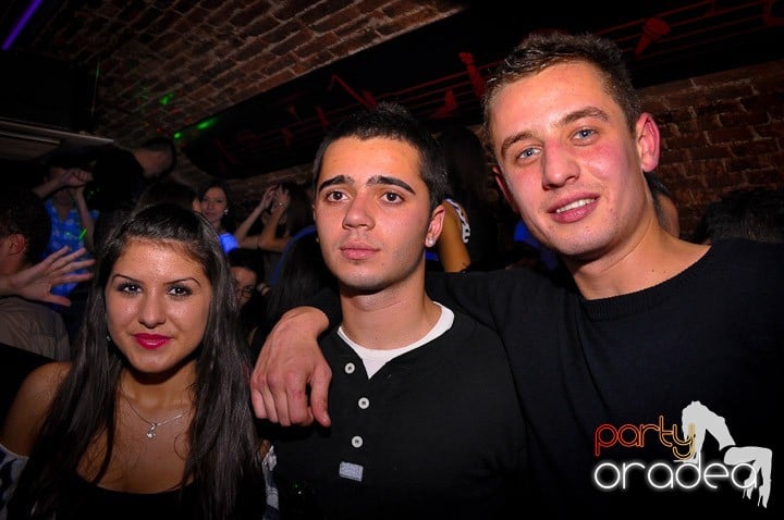 Distracţie în Club Escape, 