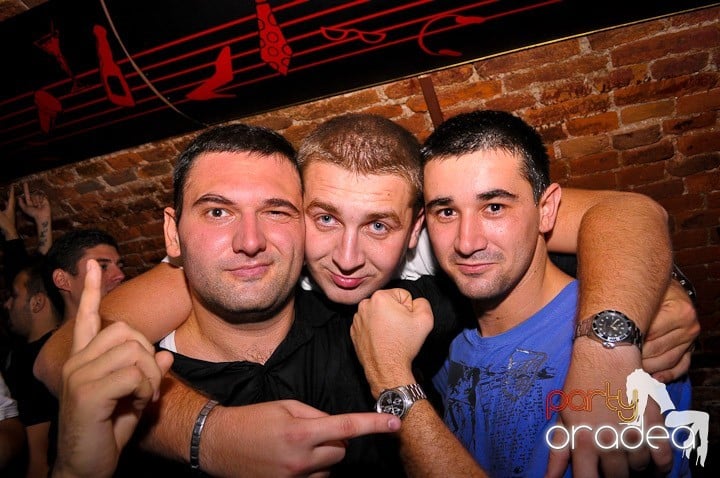 Distracţie în Club Escape, 