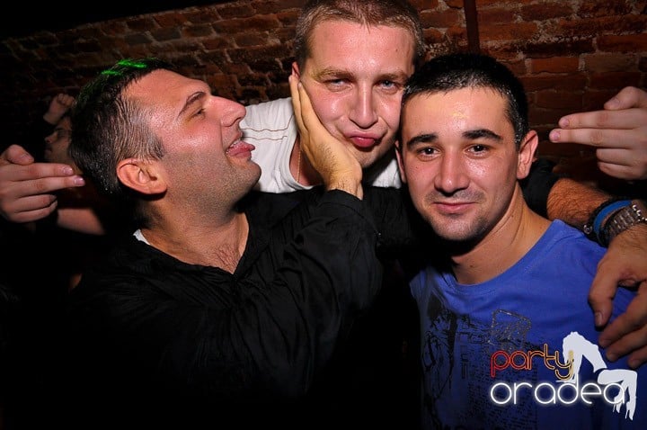 Distracţie în Club Escape, 