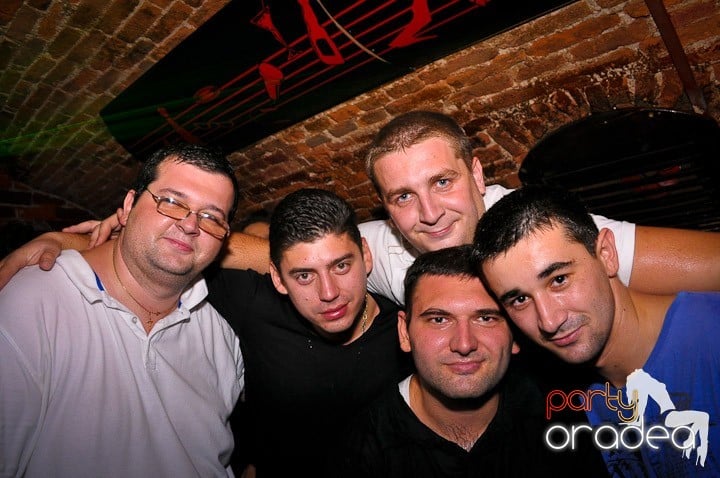 Distracţie în Club Escape, 