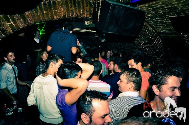 Distracţie în Club Escape, 