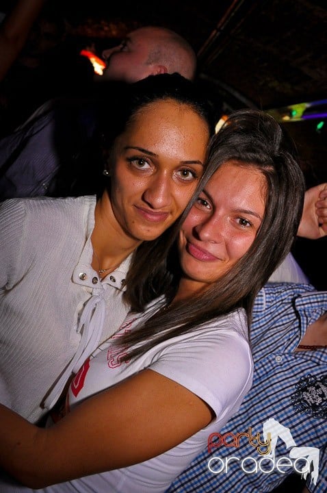 Distracţie în Club Escape, 