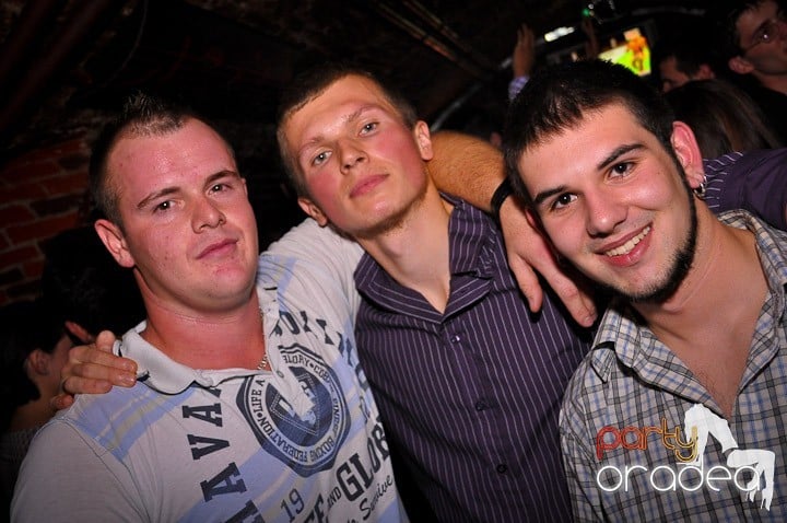 Distracţie în Club Escape, 