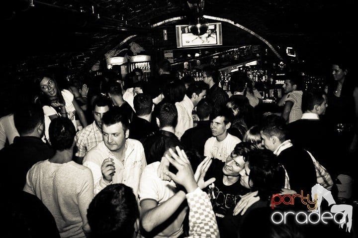 Distracţie în Club Escape, 