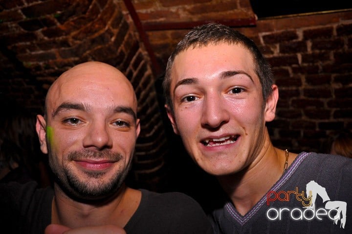 Distracţie în Club Escape, 