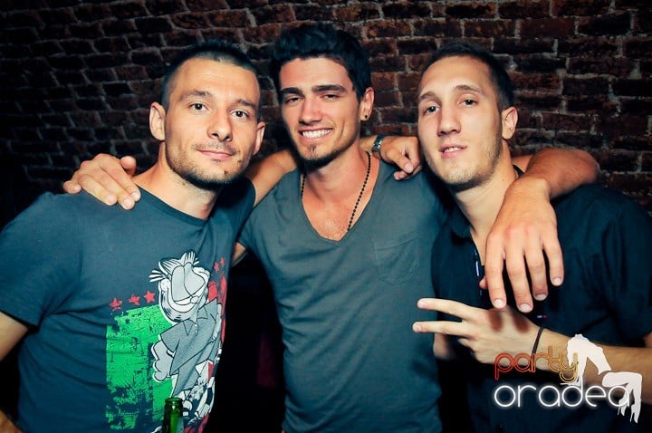 Distracţie în Club Escape, 