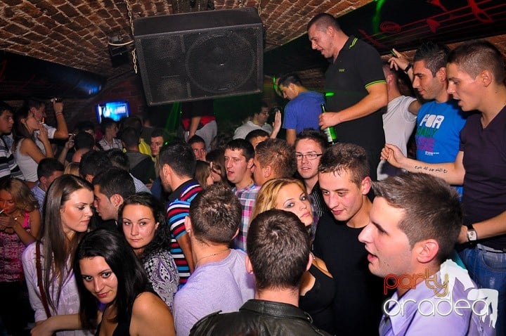 Distracţie în Club Escape, 