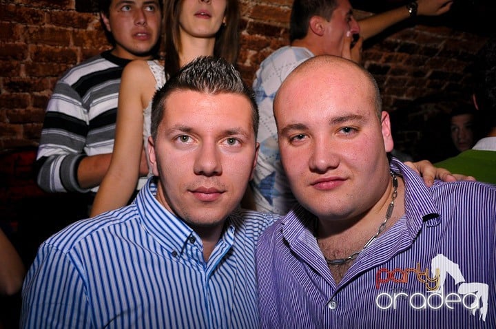 Distracţie în Club Escape, 