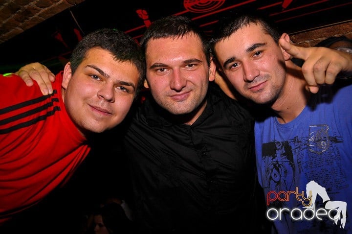 Distracţie în Club Escape, 