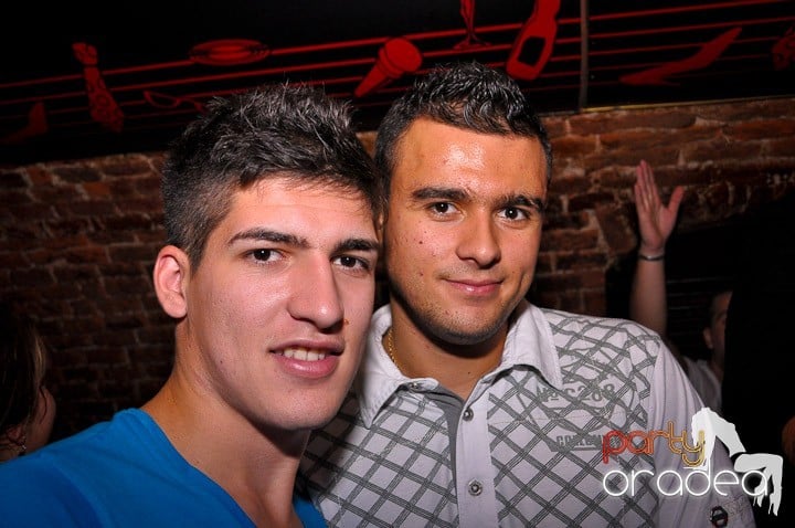 Distracţie în Club Escape, 