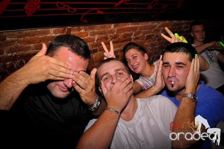 Distracţie în Club Escape, 