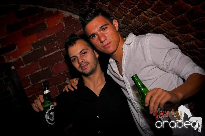 Distracţie în Club Escape, 