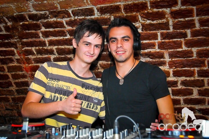 Distracţie în Club Escape, 