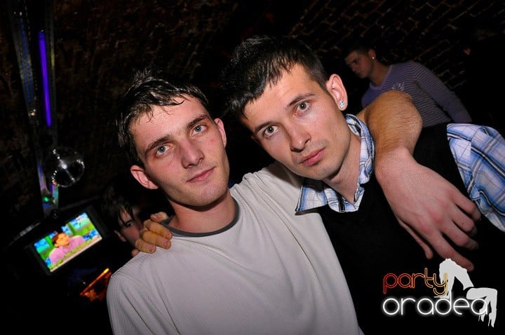 Distracţie în Club Escape, 