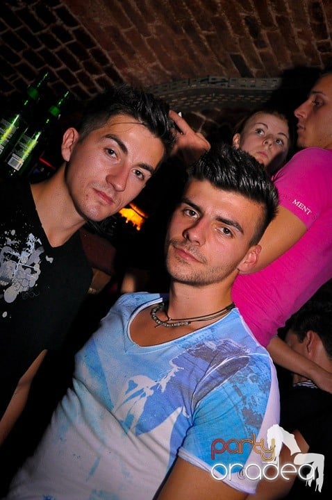 Distracţie în Club Escape, 