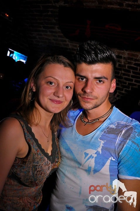 Distracţie în Club Escape, 