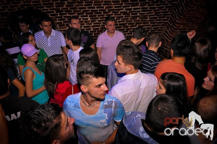 Distracţie în Club Escape, 