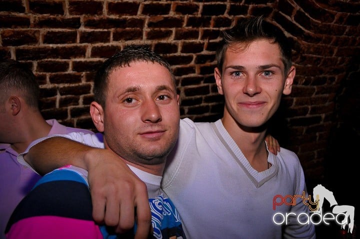 Distracţie în Club Escape, 