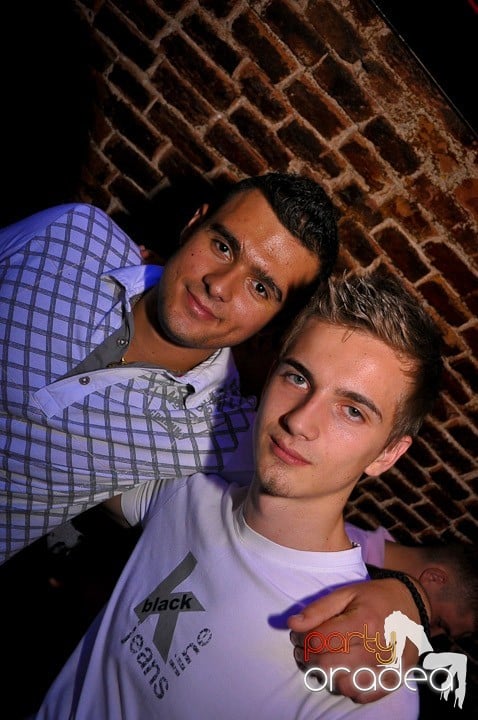 Distracţie în Club Escape, 