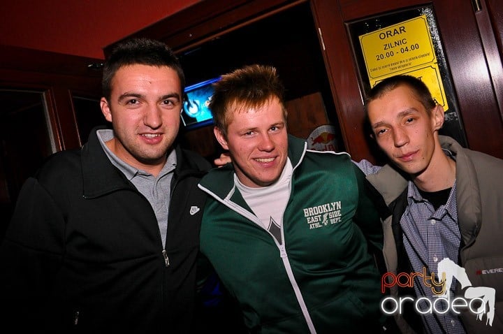 Distracţie în Club Escape, 