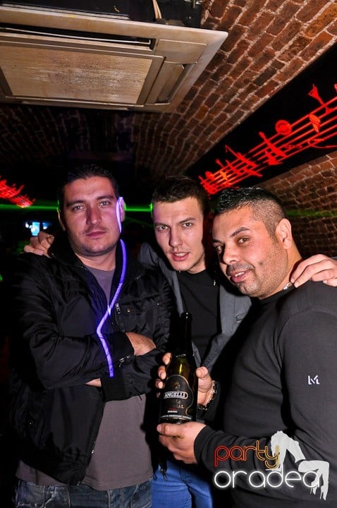 Distracţie în Club Escape, 