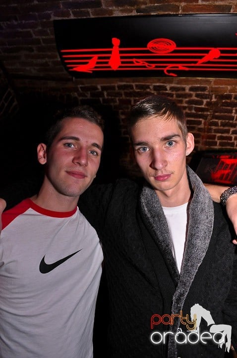 Distracţie în Club Escape, 