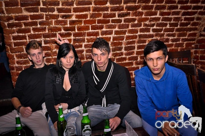 Distracţie în Club Escape, 