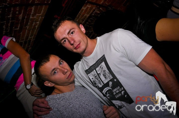 Distracţie în Club Escape, 