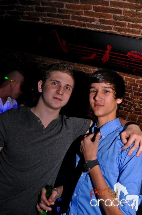 Distracţie în Club Escape, 