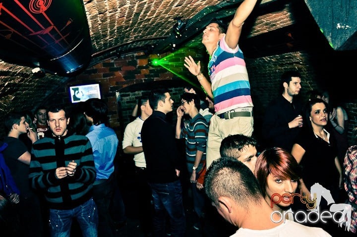 Distracţie în Club Escape, 